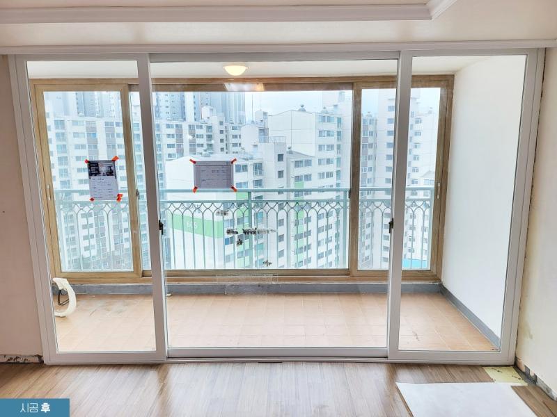 화이트 톤으로 리폼된 창문 샷시