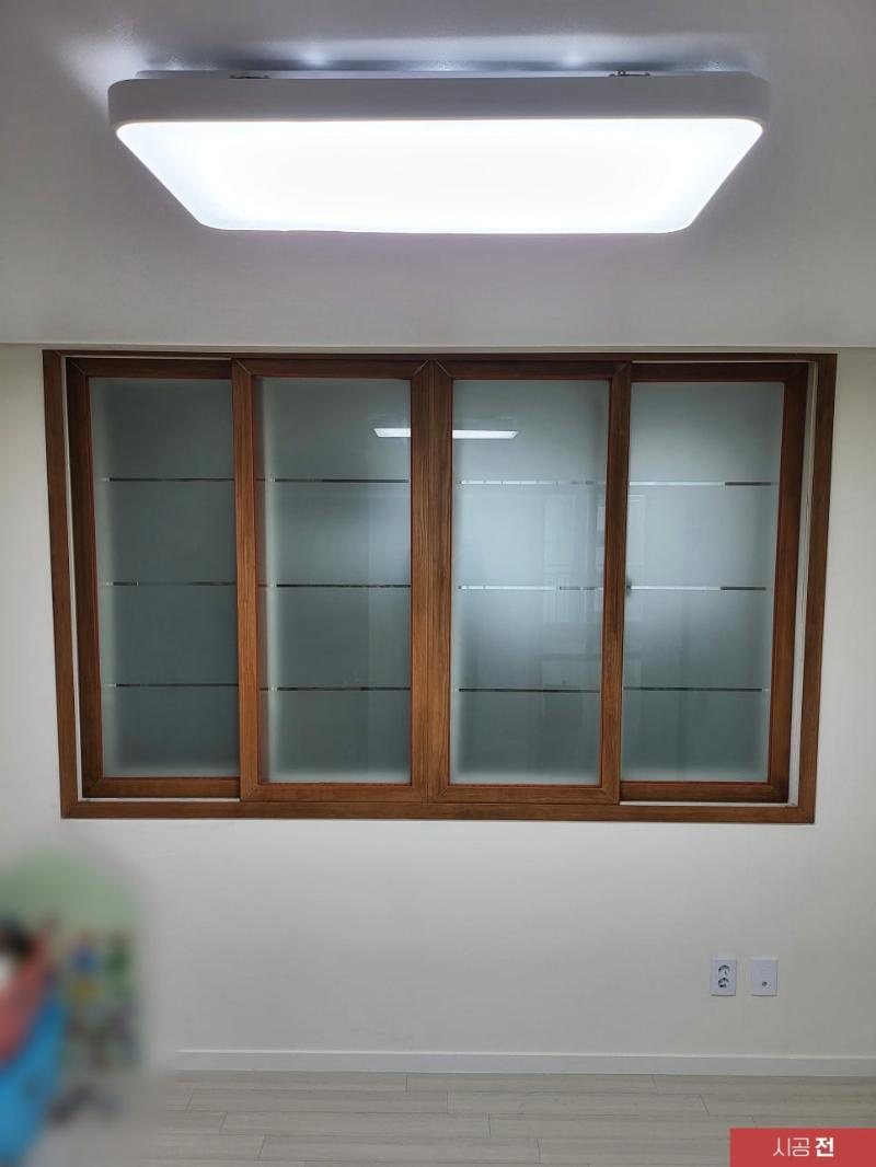 창호 하단부의 필름 부착과 바닥면 접점