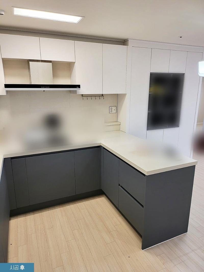 상하부 색상 대비가 뚜렷한 주방 공간