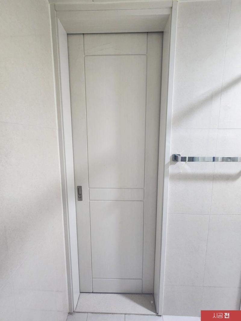 시공 전 하단부 변형이 있는 욕실문