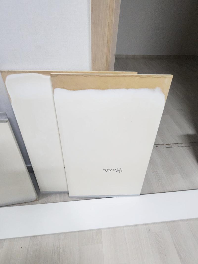 규격이 표시된 판넬 표면의 상태를 확인하는 과정