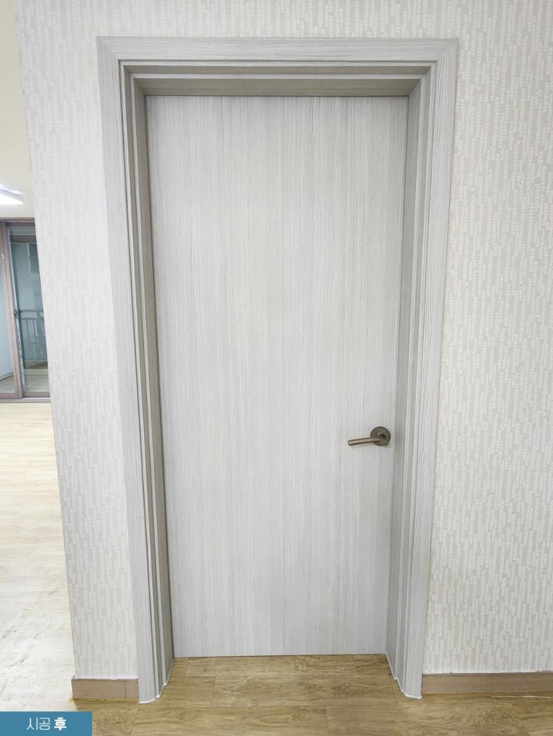 우드톤 필름으로 마감된 도어와 프레임의 모습