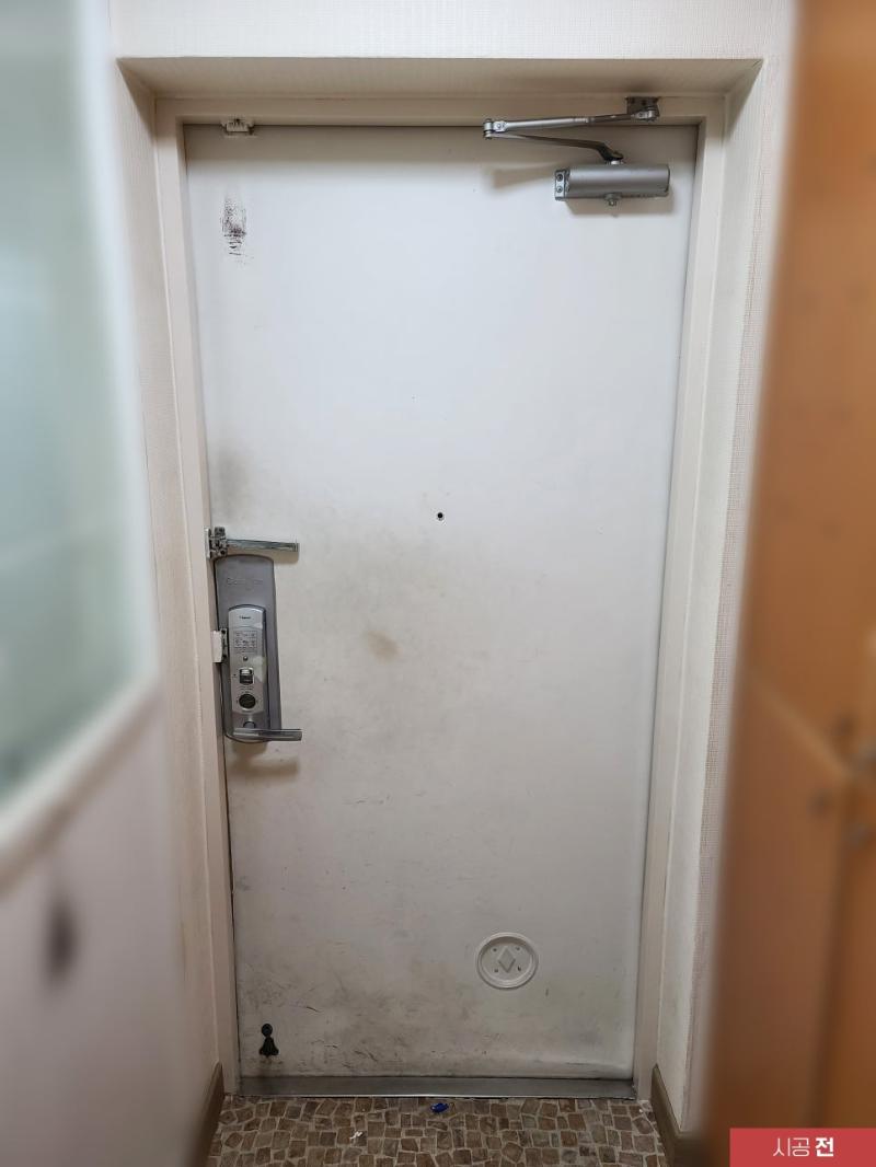 손때와 긁힘이 있는 문틀과 프레임