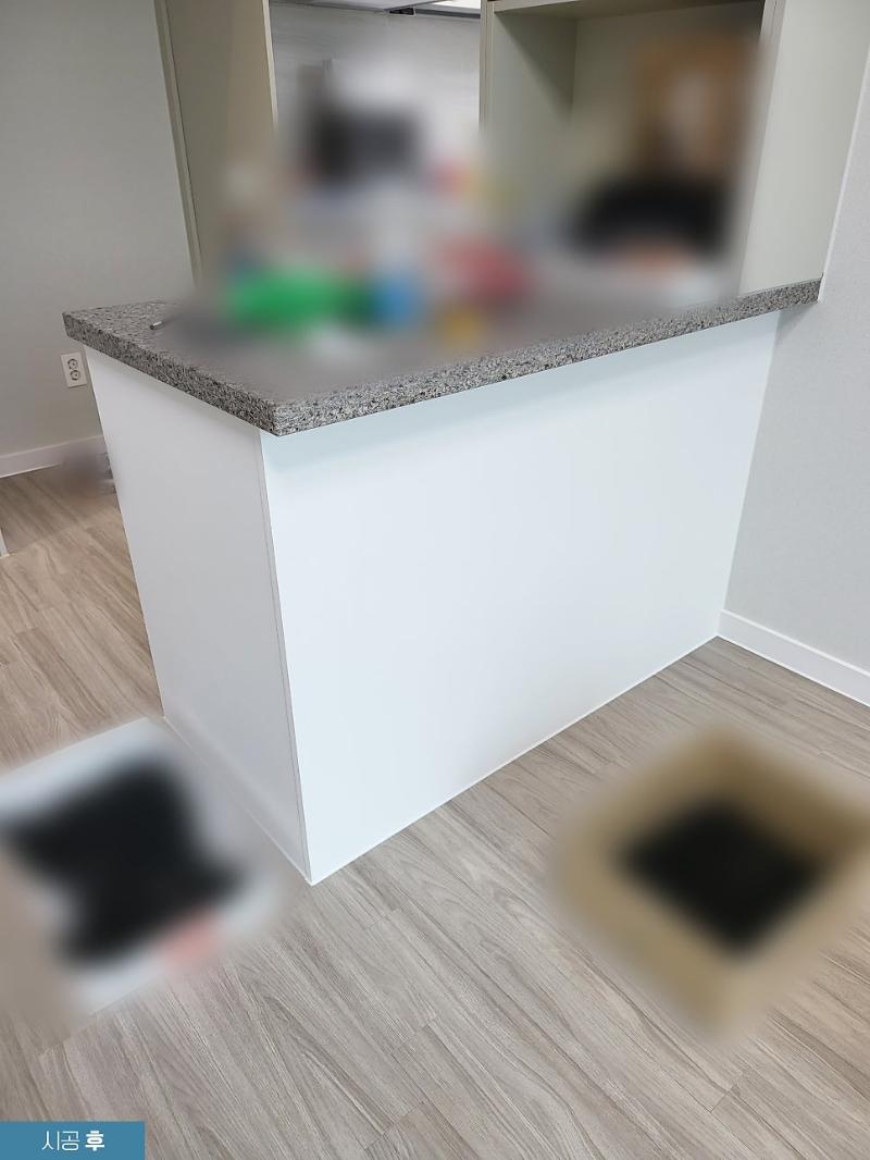 화이트 아일랜드 카운터와 벽면의 완성 모습