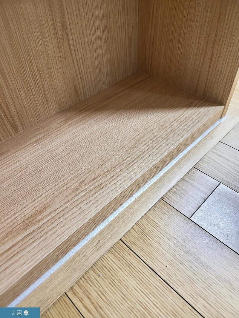 바닥 라인을 따라 적용된 펄실리콘 코킹 마감