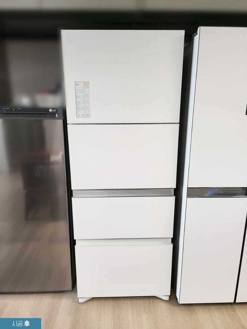 목재 마루 바닥과 화이트 냉장고가 조화를 이룬 완성 모습