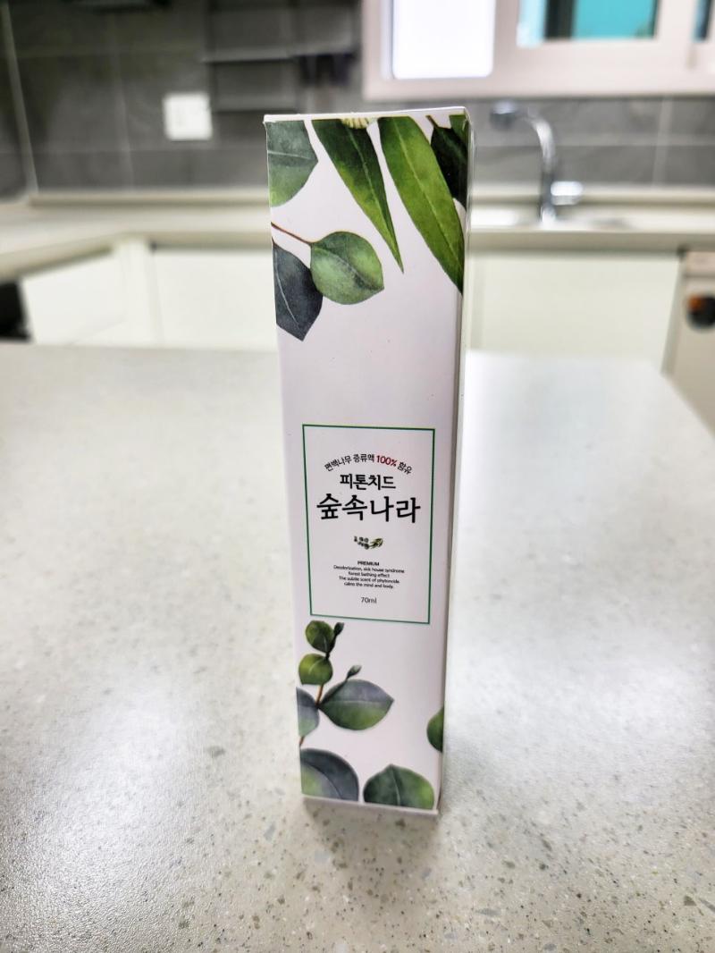 상판과 수전 주변의 실리콘 정리 작업 과정
