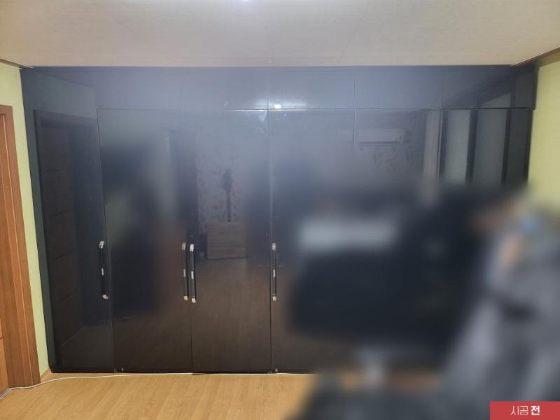 시공 전 어두운 수납장과 우드톤 바닥
