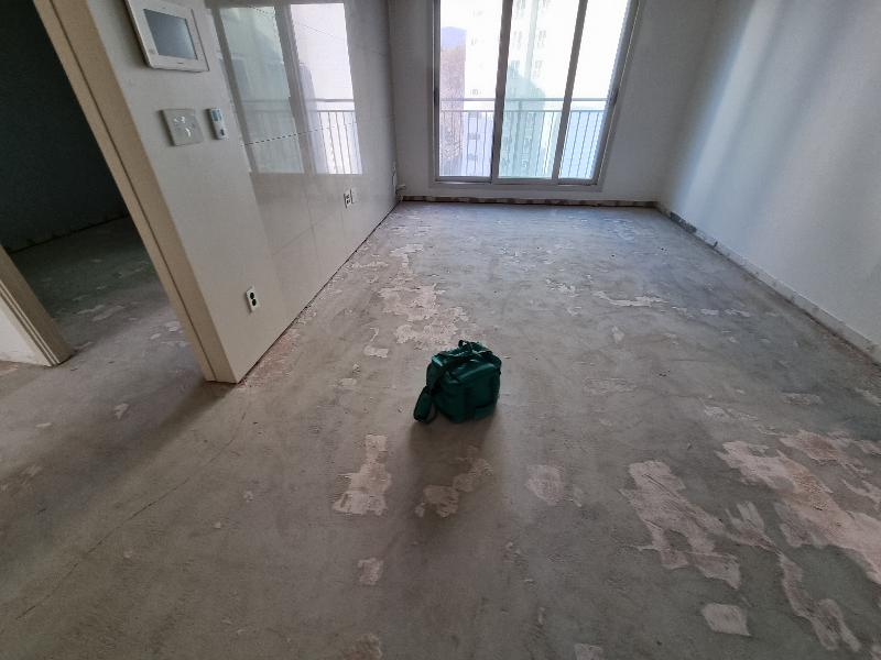 전기구와 창문이 있는 바닥 철거 후 상태