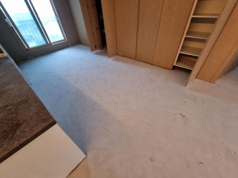 창문과 목재 수납장이 배치된 실내 공간