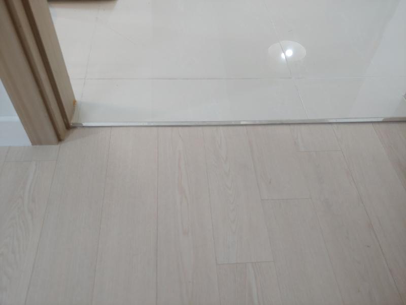 마루 시공 전 노출된 기존 타일 바닥의 상태