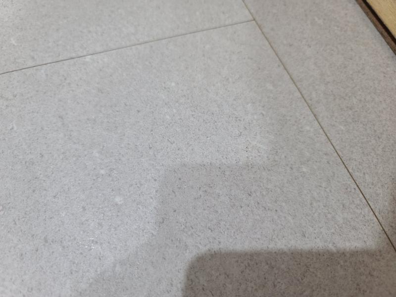 회색 계열 바닥 표면과 나무 재질의 경계선