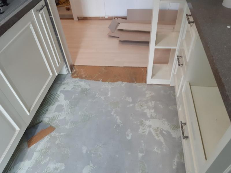 흰색 수납장과 상판이 있는 주방의 바닥 마감 과정