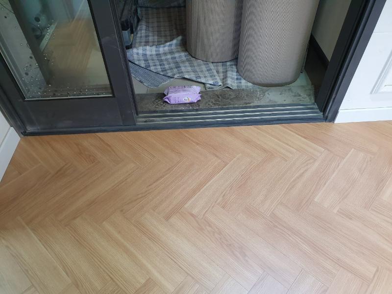 히트필름이 보이는 현관 입구 바닥