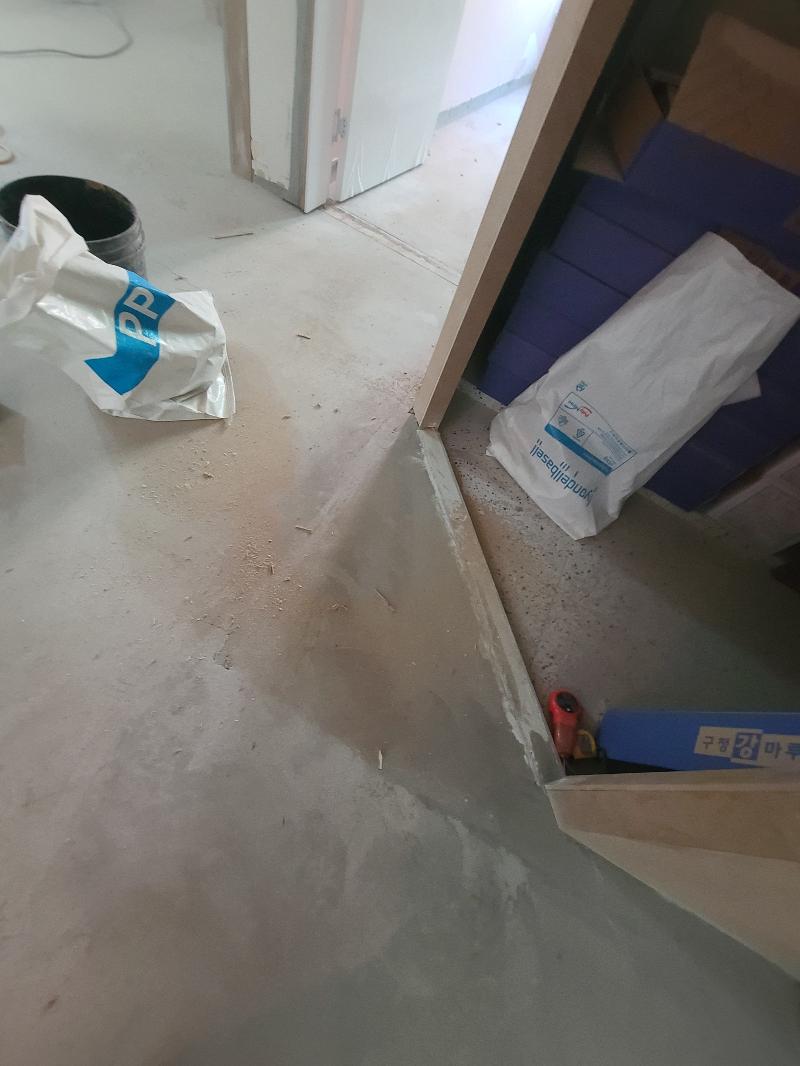 먼지와 자재들이 놓인 시공 전 내부