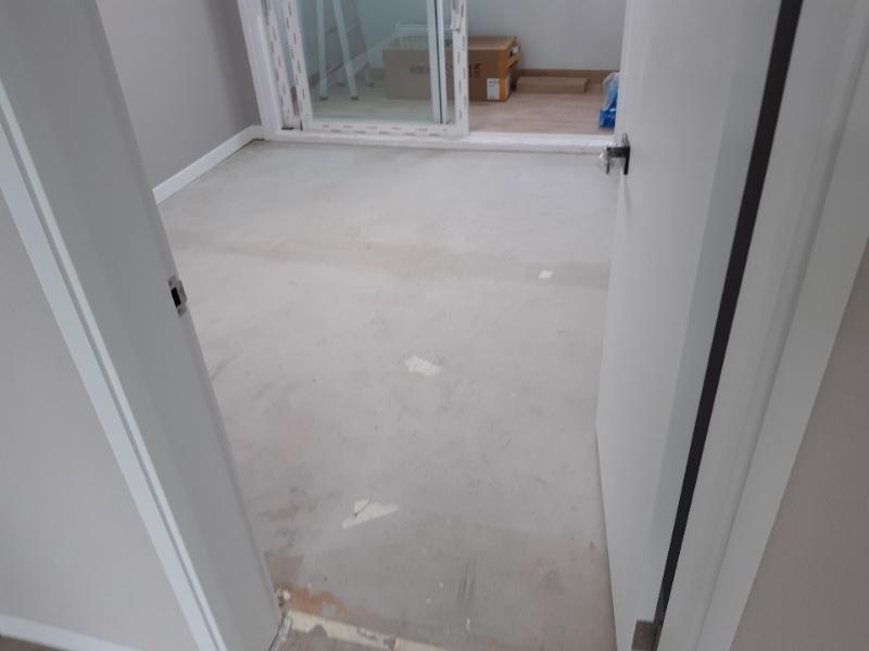 흰색 문과 벽면이 있는 공간의 바닥 상태
