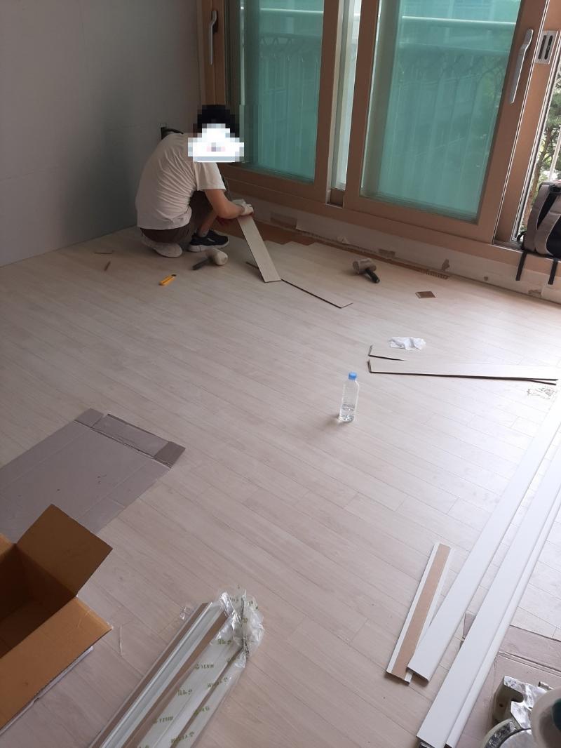 바닥 표면을 정돈하는 작업 단계