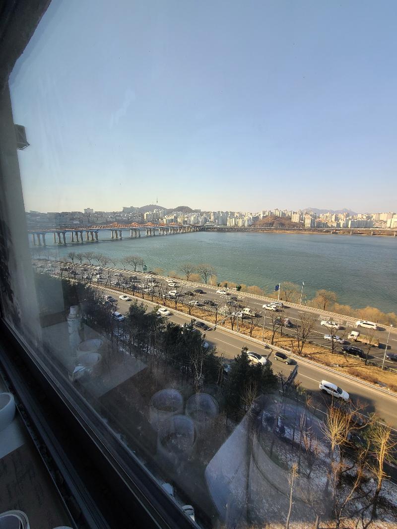 실내에서 바라본 외부 도로와 강 풍경