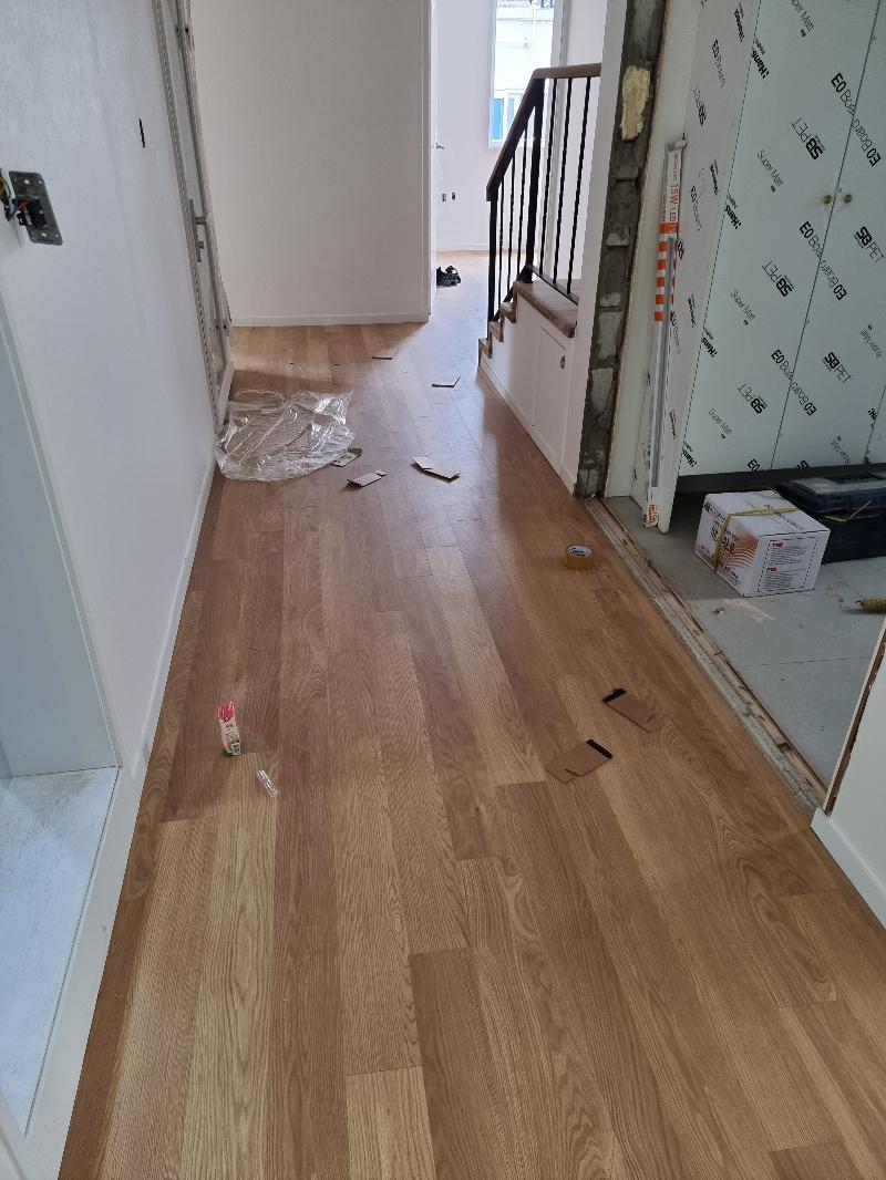 마루가 깔리기 시작한 복도와 계단 주변