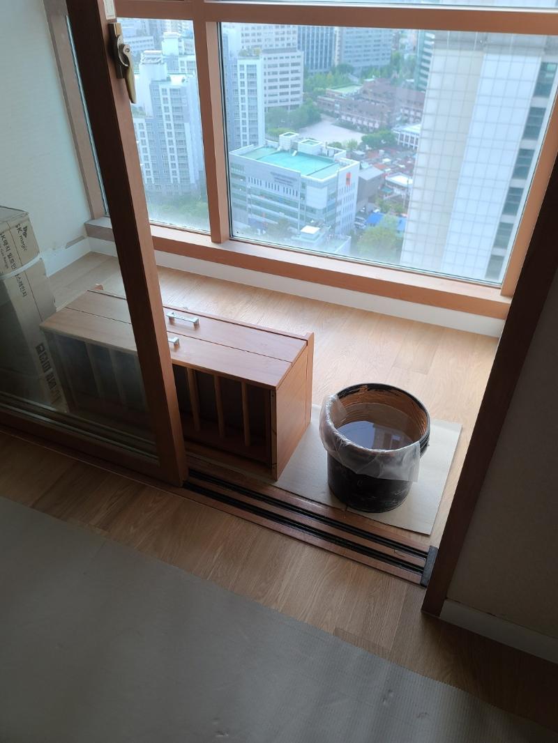 수납장 주변의 마루 시공 모습
