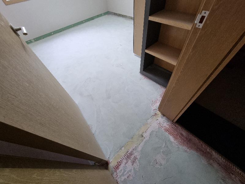 벽면과 수납장이 보이는 시공 전 내부 공간