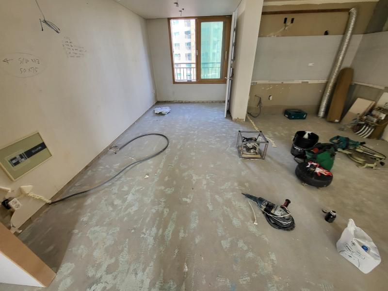 창문 주변 마감선을 맞추는 작업 모습