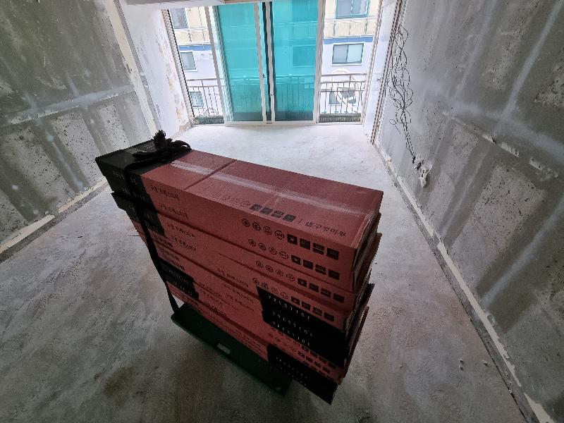 전선이 노출된 콘크리트 마감 상태의 공간