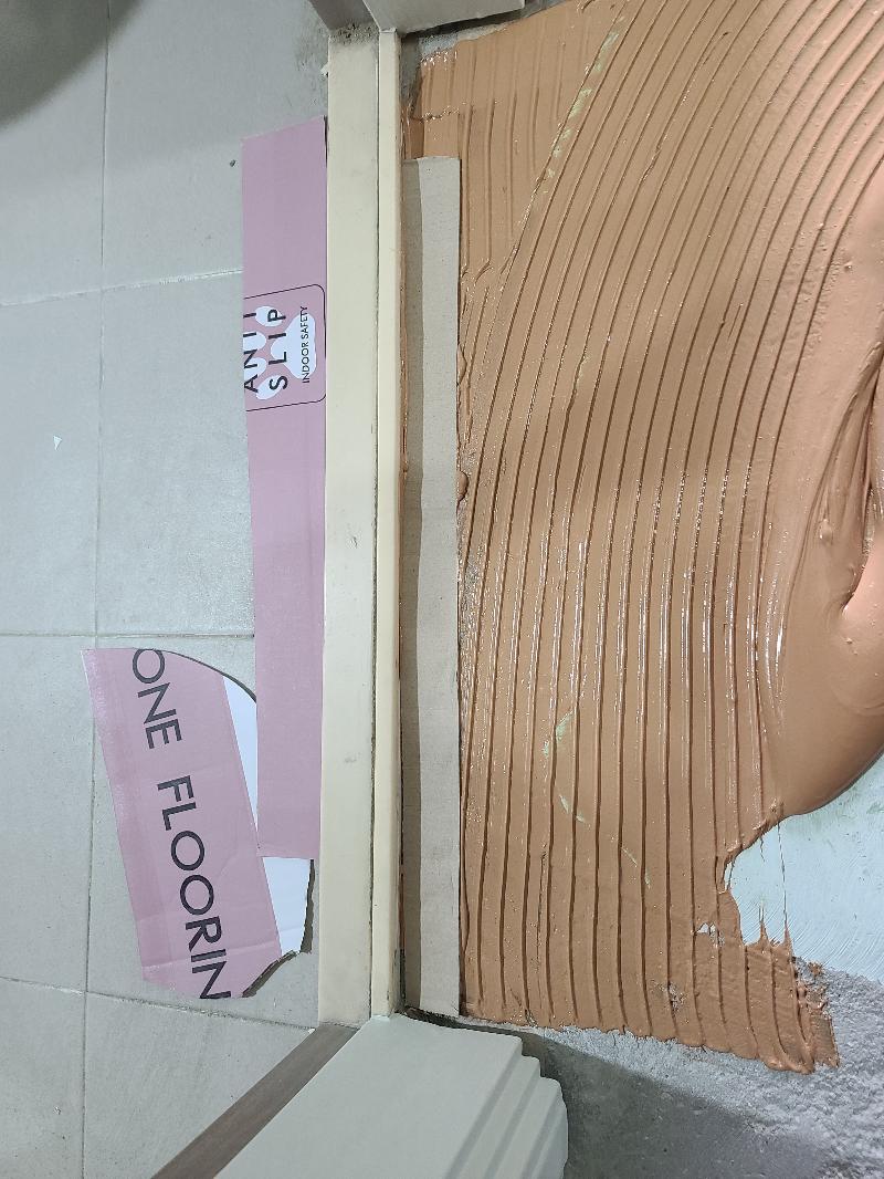 탄성코트가 흘러내린 벽면과 안내 테이프