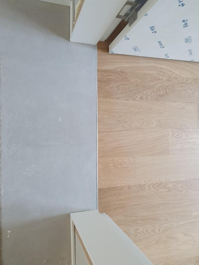 회색 표면과 목재 바닥재의 접합부 디테일