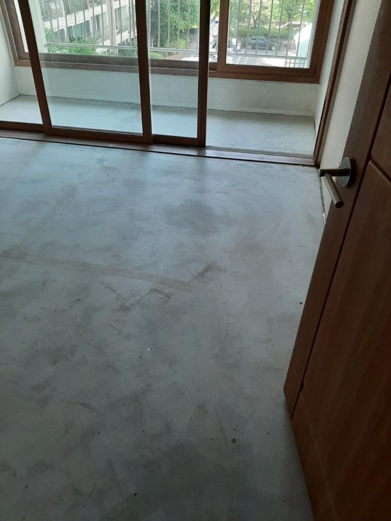 슬라이딩 창호와 나무 문이 있는 철거 후 바닥