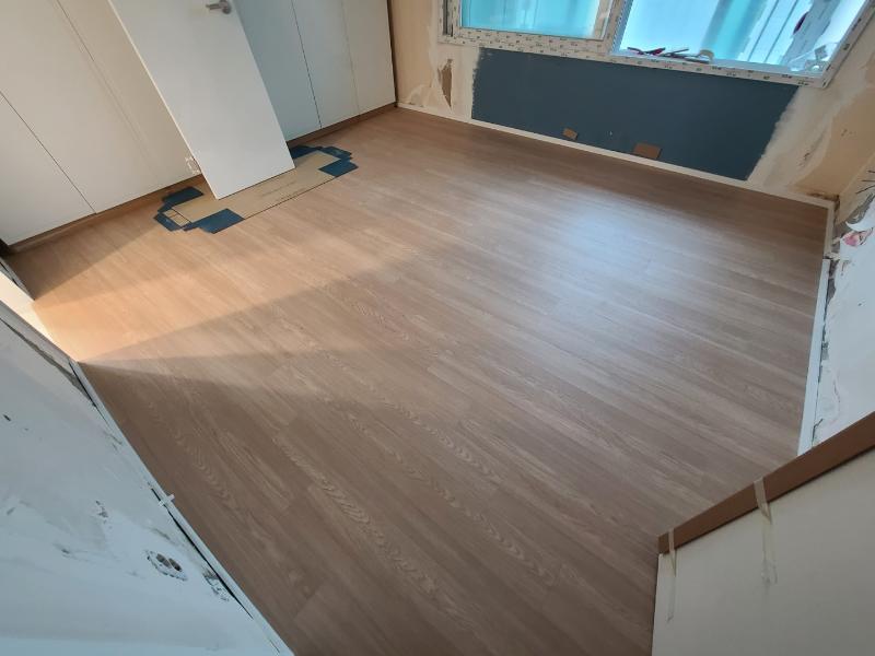 목재 마루로 마감된 바닥과 일부 벗겨진 벽면