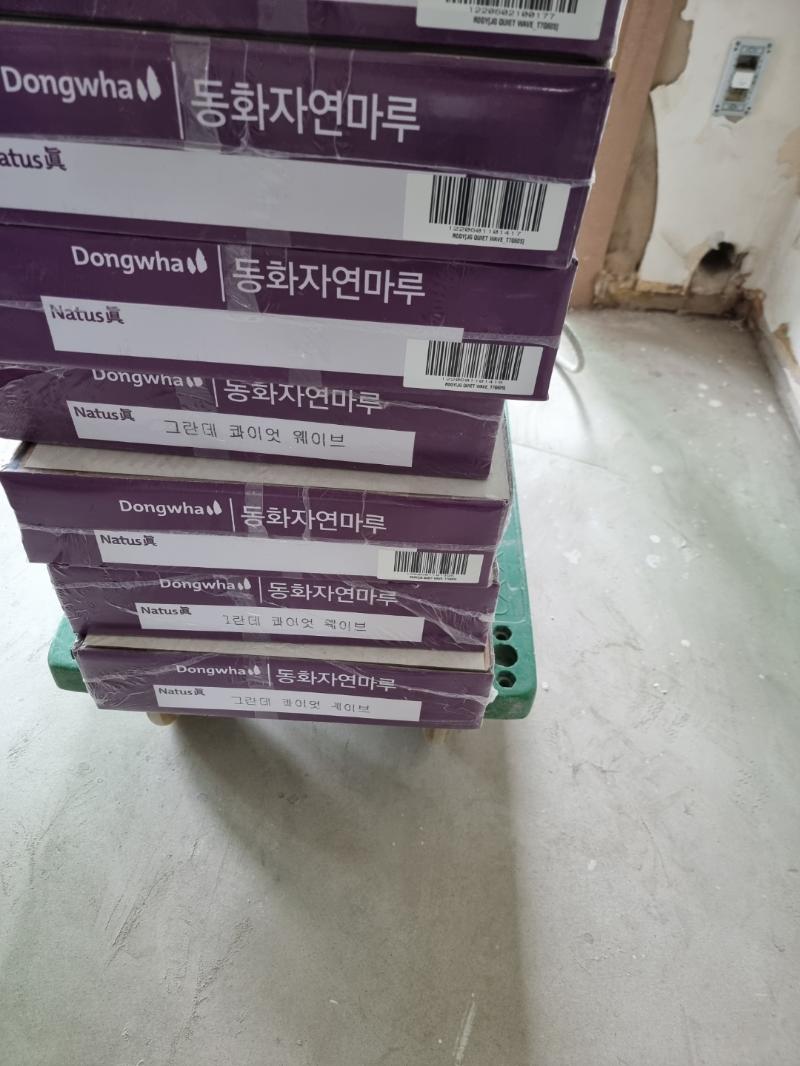 벽과 바닥 표면의 먼지층 정리 과정
