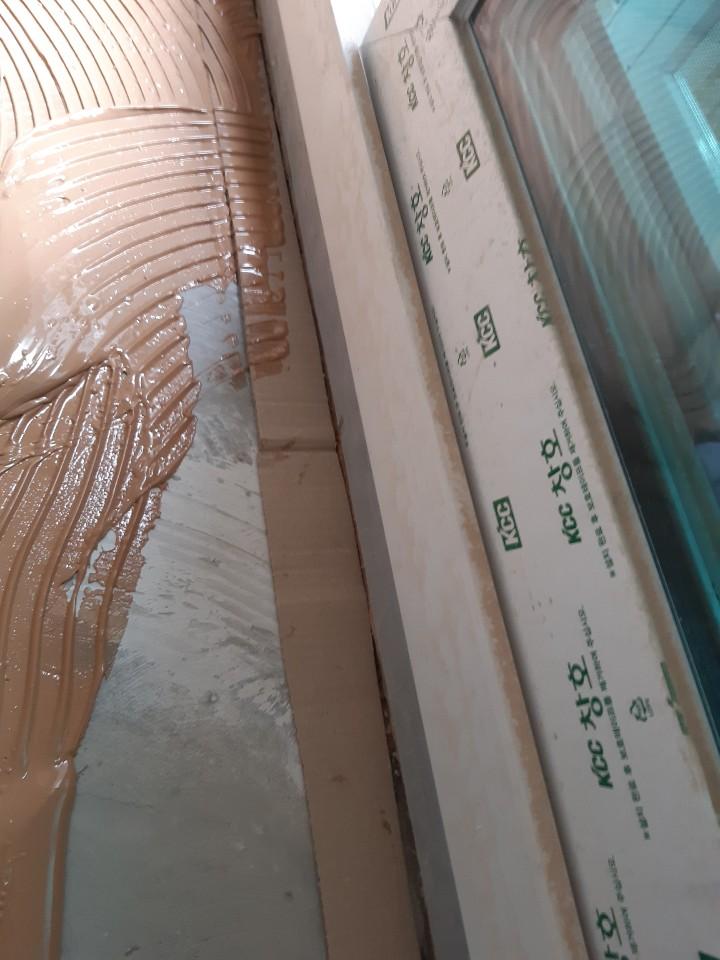 샷시 프레임 하단 마감 처리 모습