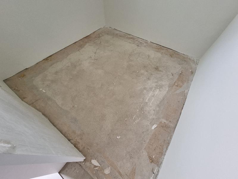 벽면 접합부의 마감이 불완전한 텅 빈 공간