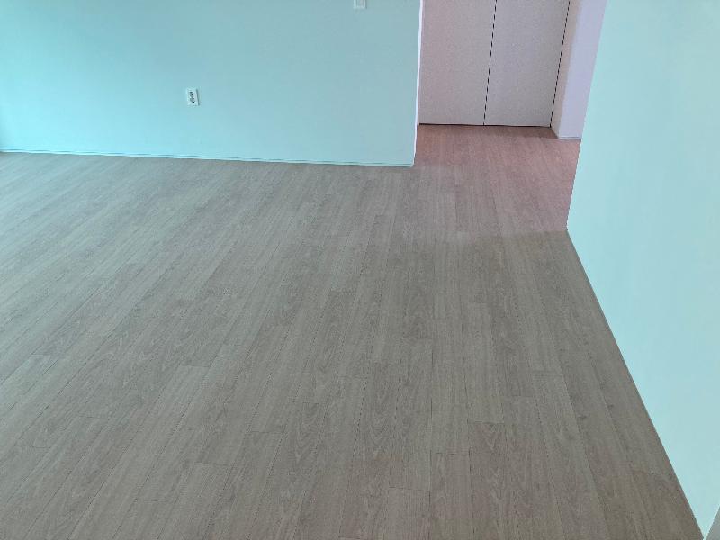소프트오크 마루가 깔린 넓은 공간과 하얀 벽면