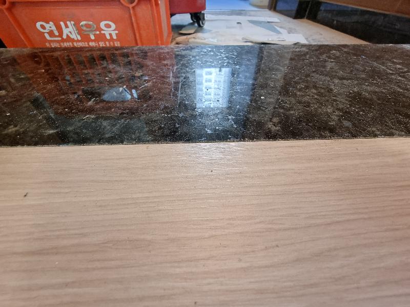 검은 타일과 목재 바닥이 교차하는 지점