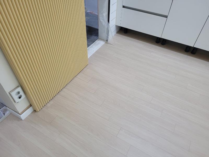 수납장과 전기 소켓 주변의 마루 마감 상태