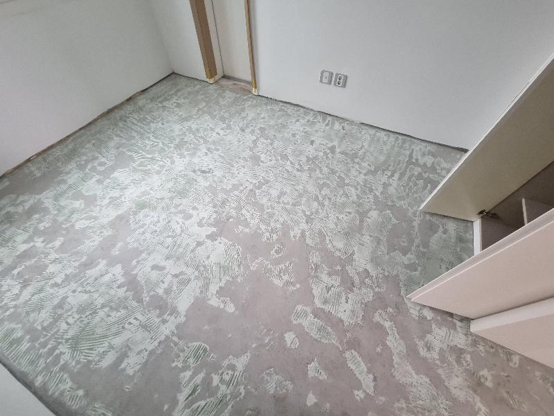 계단 구조물과 벽면 소켓 주변의 바닥 상태