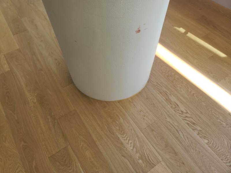 라운드 기둥과 목재 바닥이 만나는 밀착 지점