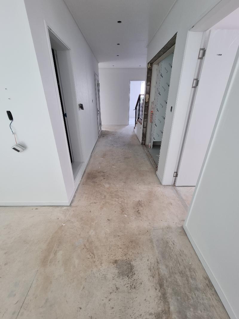 시공 전 흙바닥 상태의 복도