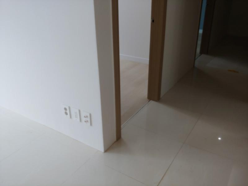 타일 바닥 위에 자재를 배치하는 시공 단계