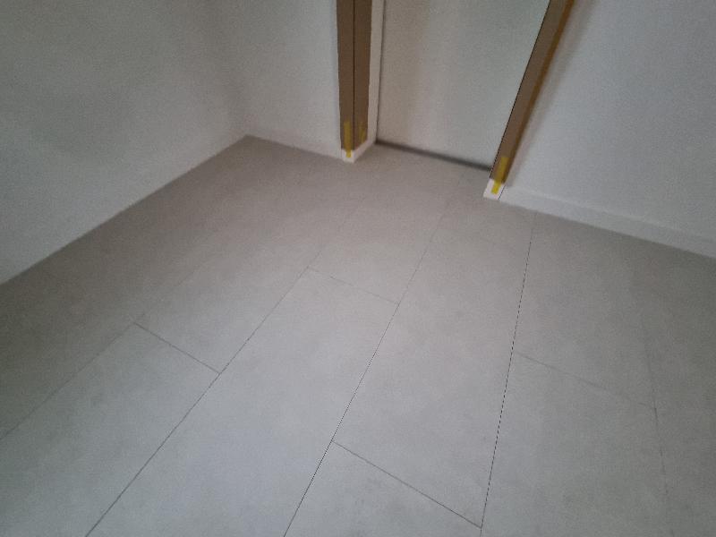 금색 장식 문틀과 바닥재가 만나는 접합부