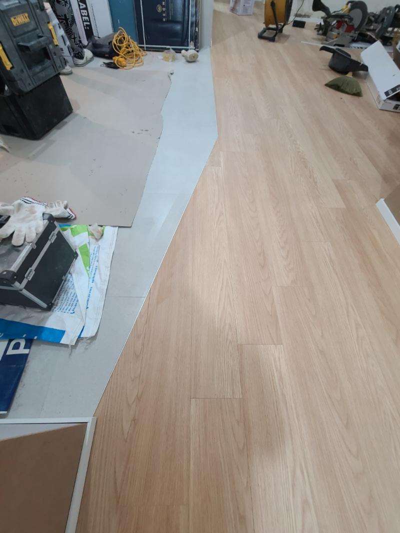 시공 전 바닥면에서 도구를 사용하는 장면