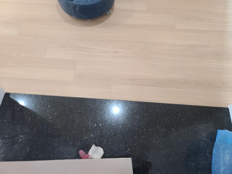 검은색 타일 디딤석과 마루의 연결 부위