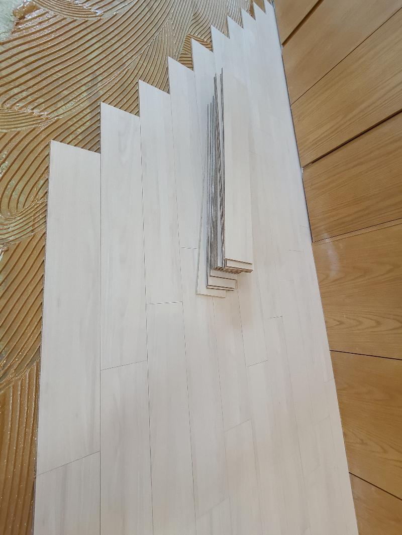 흰색 타일 벽면과 곡선 마감재의 접점