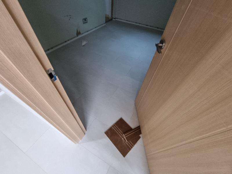 파란 보호 테두리가 있는 여닫이 도어의 힌지 부분