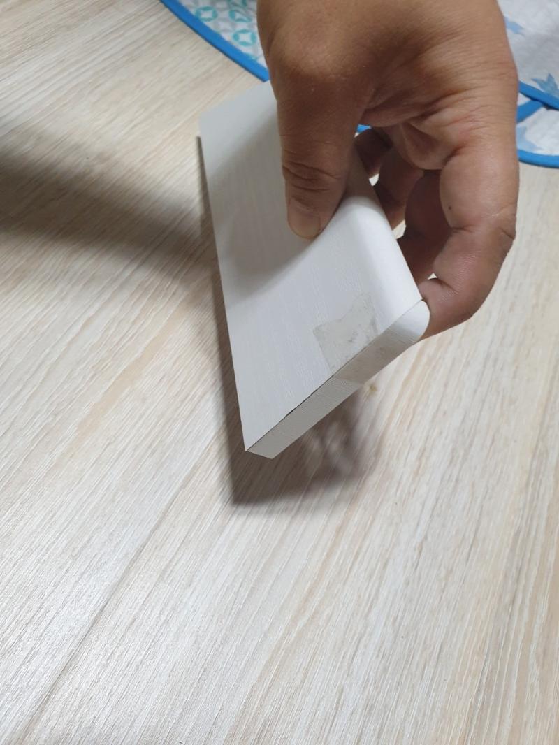 마감 부위 조정을 위한 흰색 자재