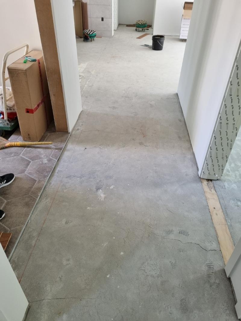 먼지와 흙이 보이는 복도 바닥의 시공 전 모습