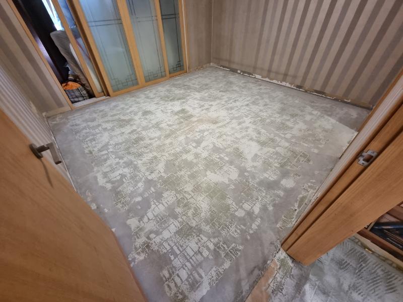 슬라이딩 도어와 줄무늬 벽지가 있는 공간