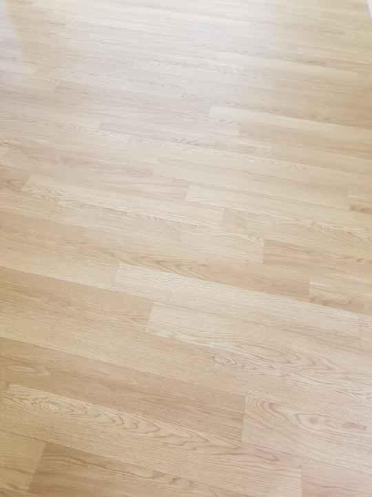 우드톤 바닥재가 깔리는 과정